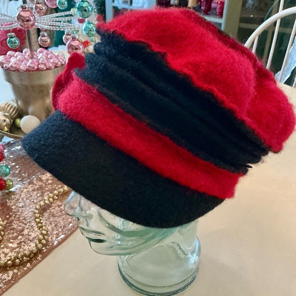 Made in Germany Women’s Red and Black Wool Blend Winter Hat With Roses Size L-XL - Picture 11 of 13